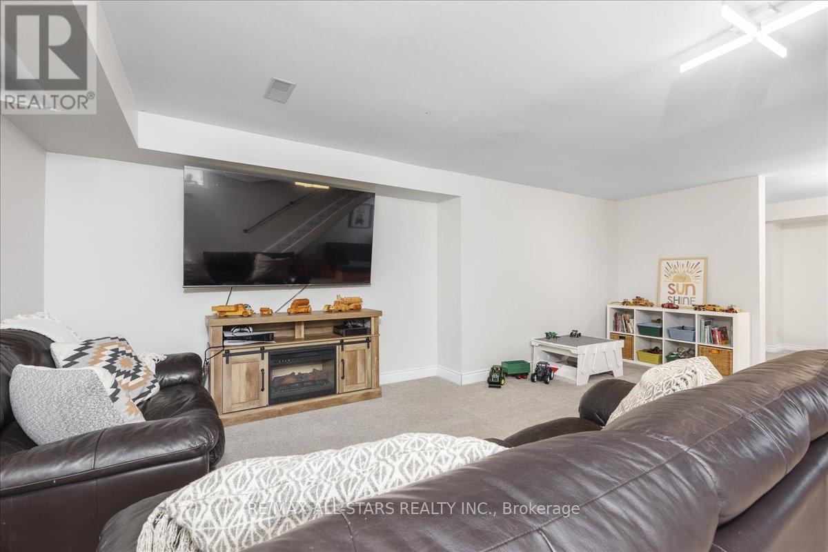 420 Centre Street, Brock, ON - Indoor Photo Showing Living Room