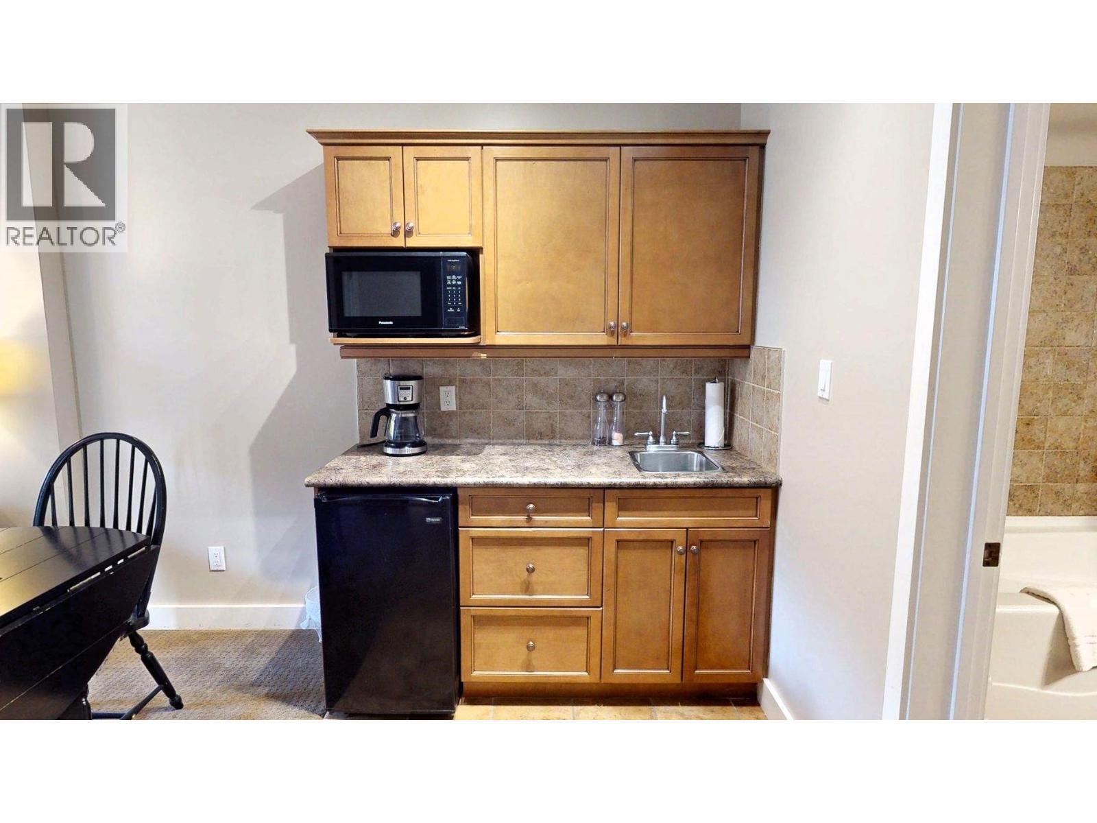 400 Bighorn Boulevard Unit# 416 K1, Radium Hot Springs, BC - Indoor Photo Showing Kitchen