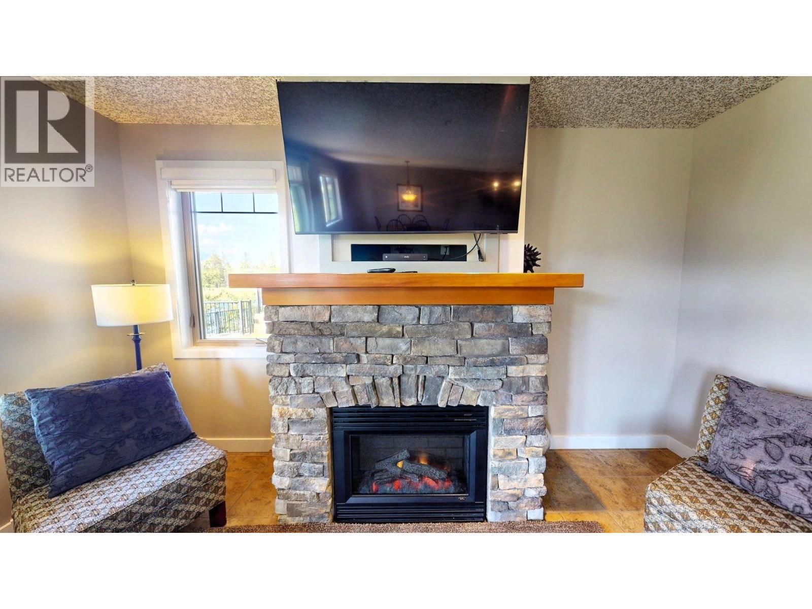 400 Bighorn Boulevard Unit# 416 K1, Radium Hot Springs, BC - Indoor Photo Showing Living Room With Fireplace