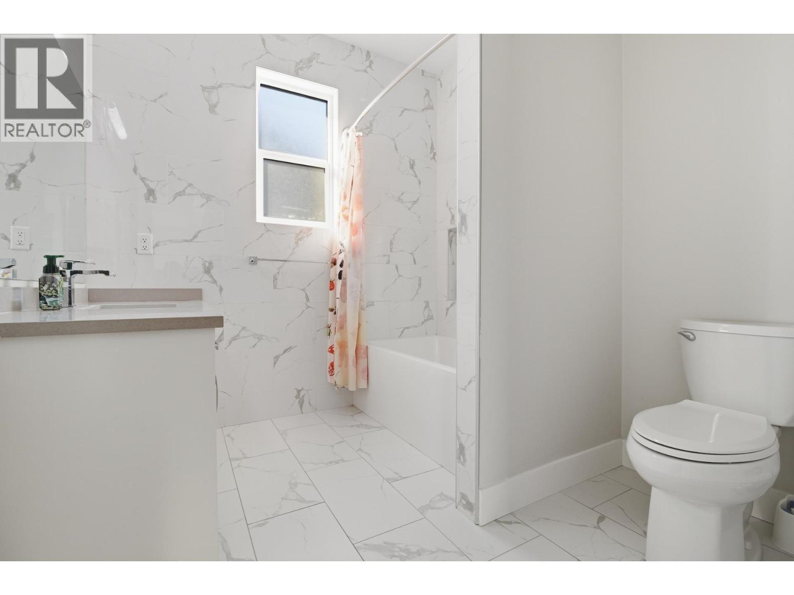 11203 112 Avenue, Fort St. John, BC - Indoor Photo Showing Bathroom