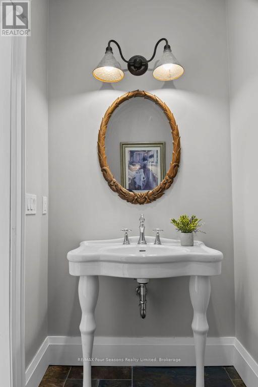 8672 County Rd 91 Road, Clearview, ON - Indoor Photo Showing Bathroom