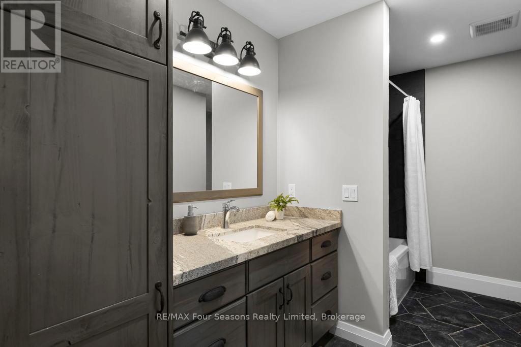 8672 County Rd 91 Road, Clearview, ON - Indoor Photo Showing Bathroom