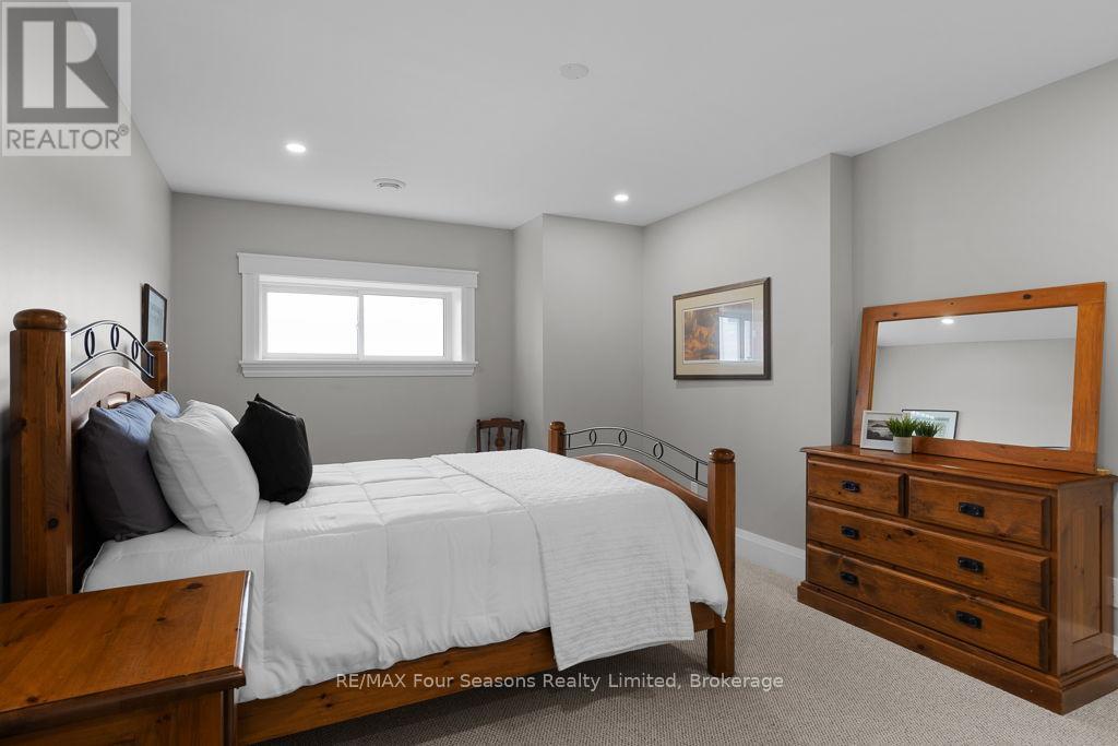 8672 County Rd 91 Road, Clearview, ON - Indoor Photo Showing Bedroom