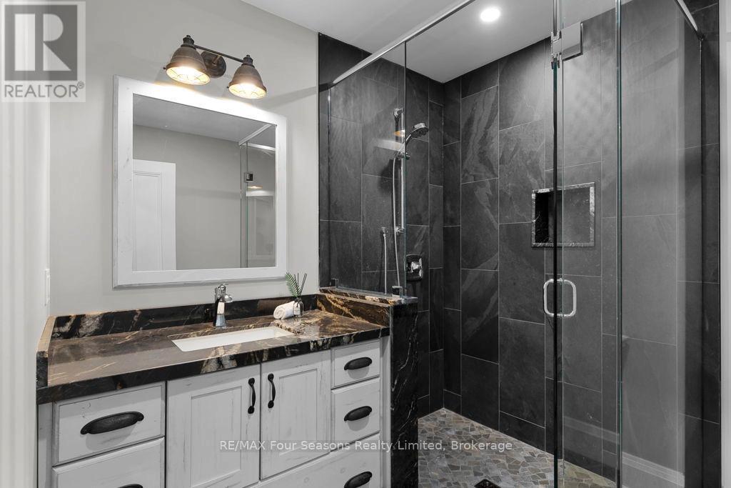 8672 County Rd 91 Road, Clearview, ON - Indoor Photo Showing Bathroom