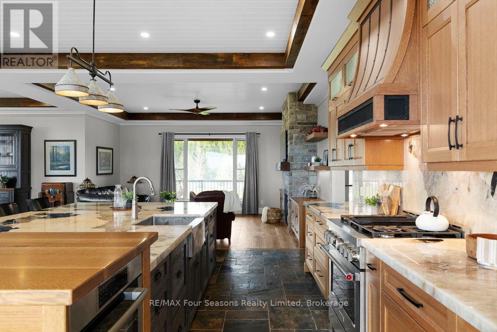 8672 County Rd 91 Road, Clearview, ON - Indoor Photo Showing Kitchen With Upgraded Kitchen