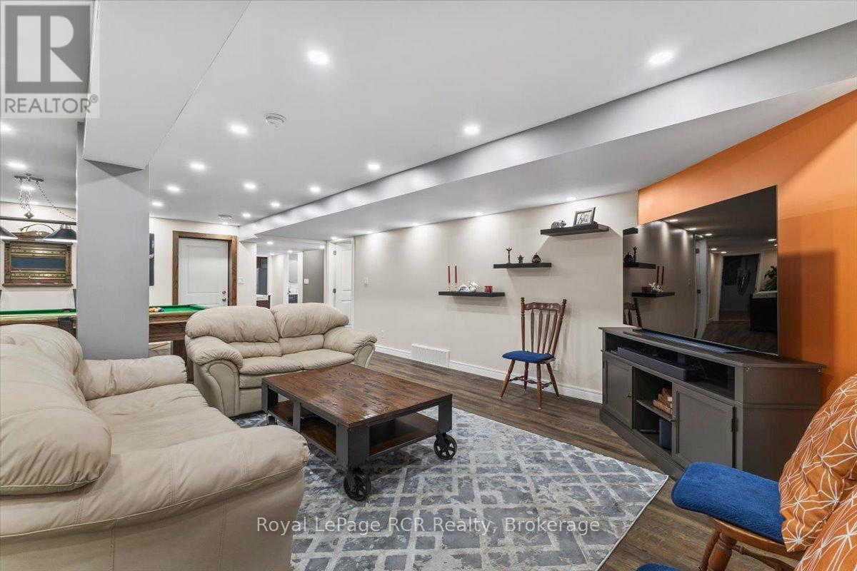 108 Marshall Heights Road, West Grey, ON - Indoor Photo Showing Living Room