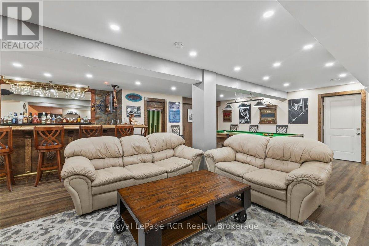 108 Marshall Heights Road, West Grey, ON - Indoor Photo Showing Living Room