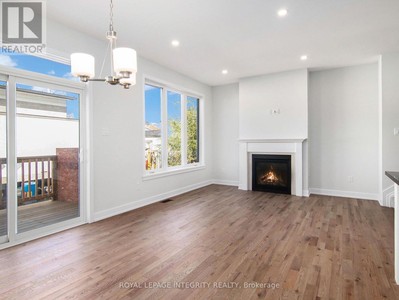 6 Morrall Court, Arnprior, ON - Indoor Photo Showing Living Room With Fireplace