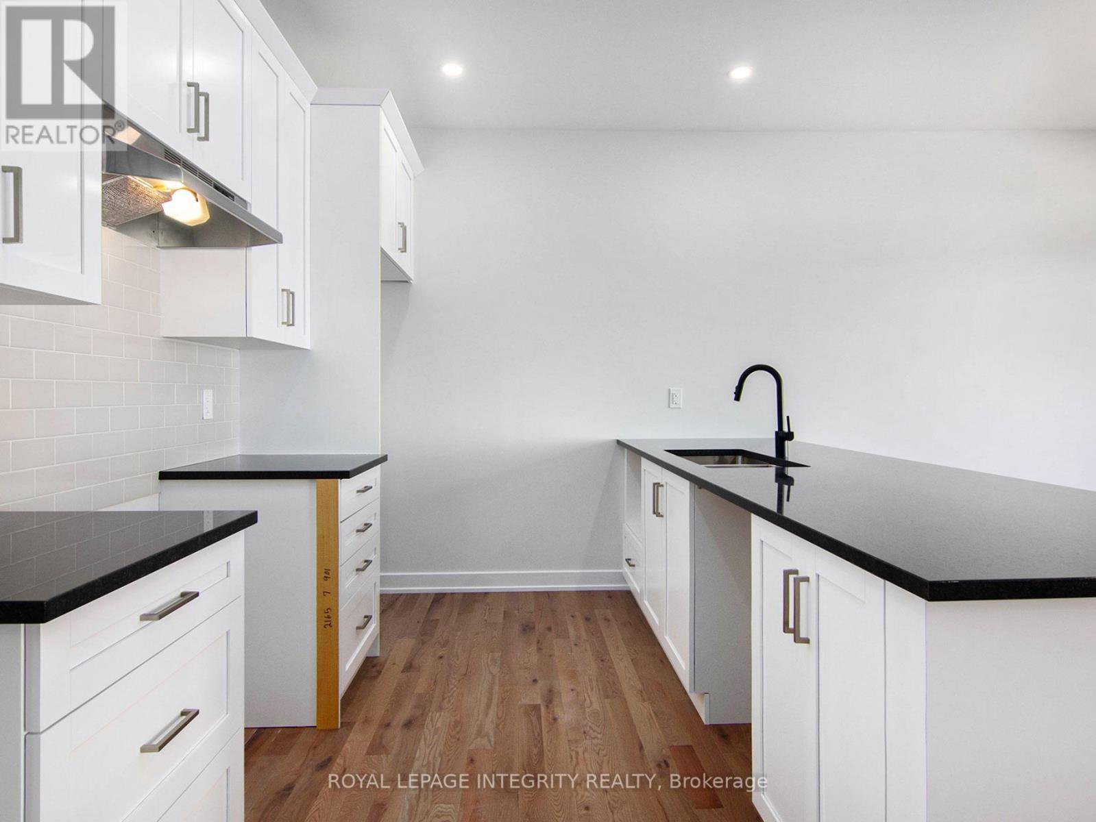 6 Morrall Court, Arnprior, ON - Indoor Photo Showing Kitchen With Upgraded Kitchen