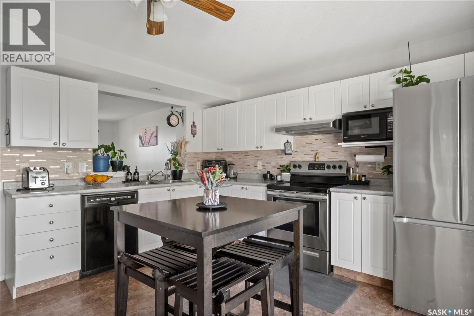 1402 10Th Avenue E, Regina, SK - Indoor Photo Showing Kitchen