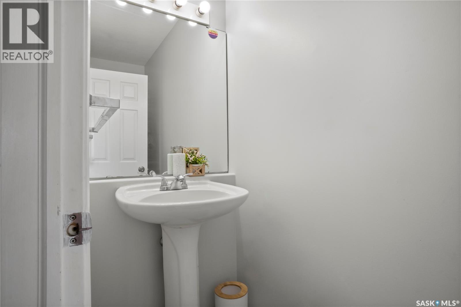 1402 10Th Avenue E, Regina, SK - Indoor Photo Showing Bathroom