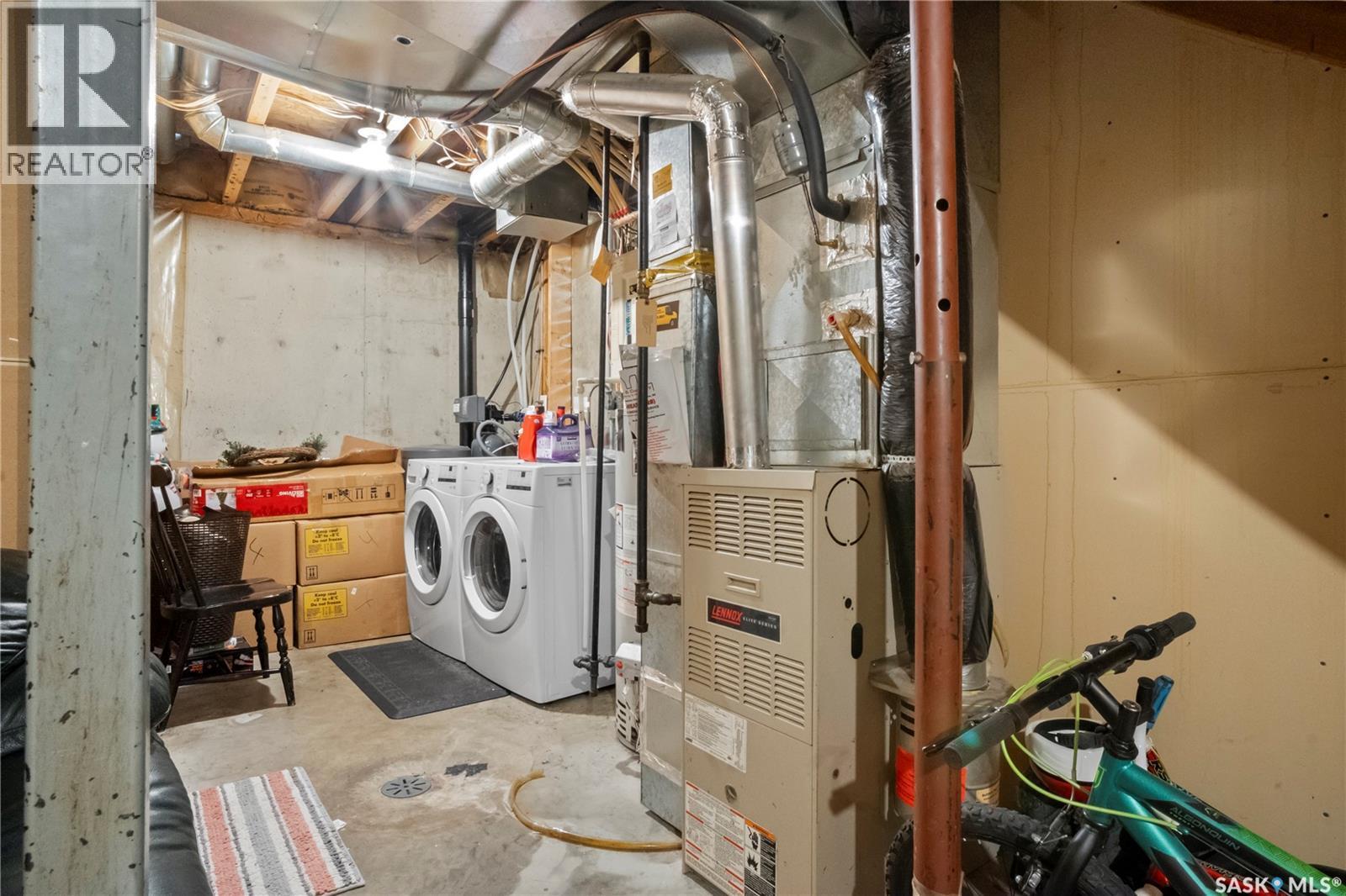 1402 10Th Avenue E, Regina, SK - Indoor Photo Showing Laundry Room