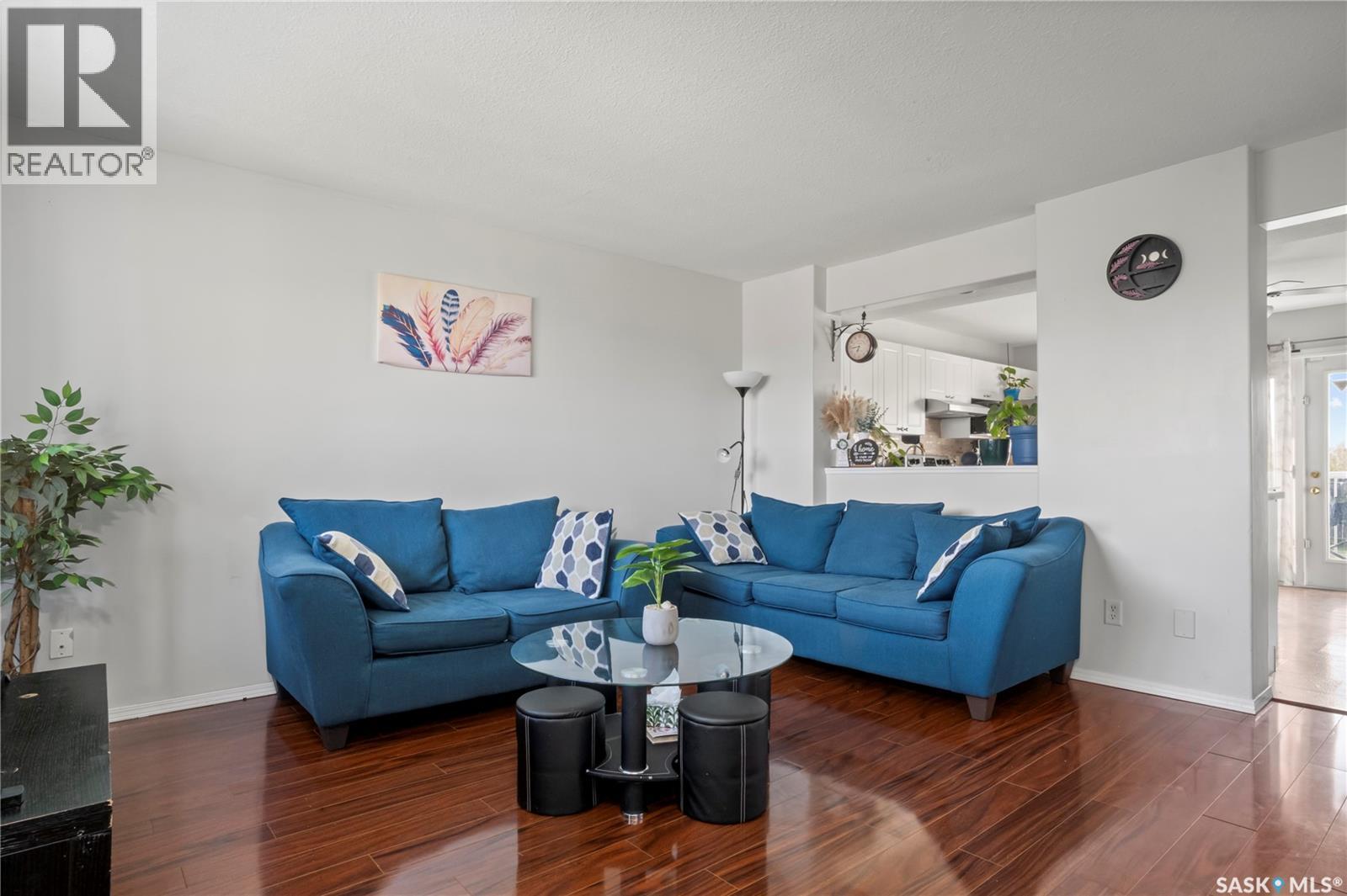1402 10Th Avenue E, Regina, SK - Indoor Photo Showing Living Room
