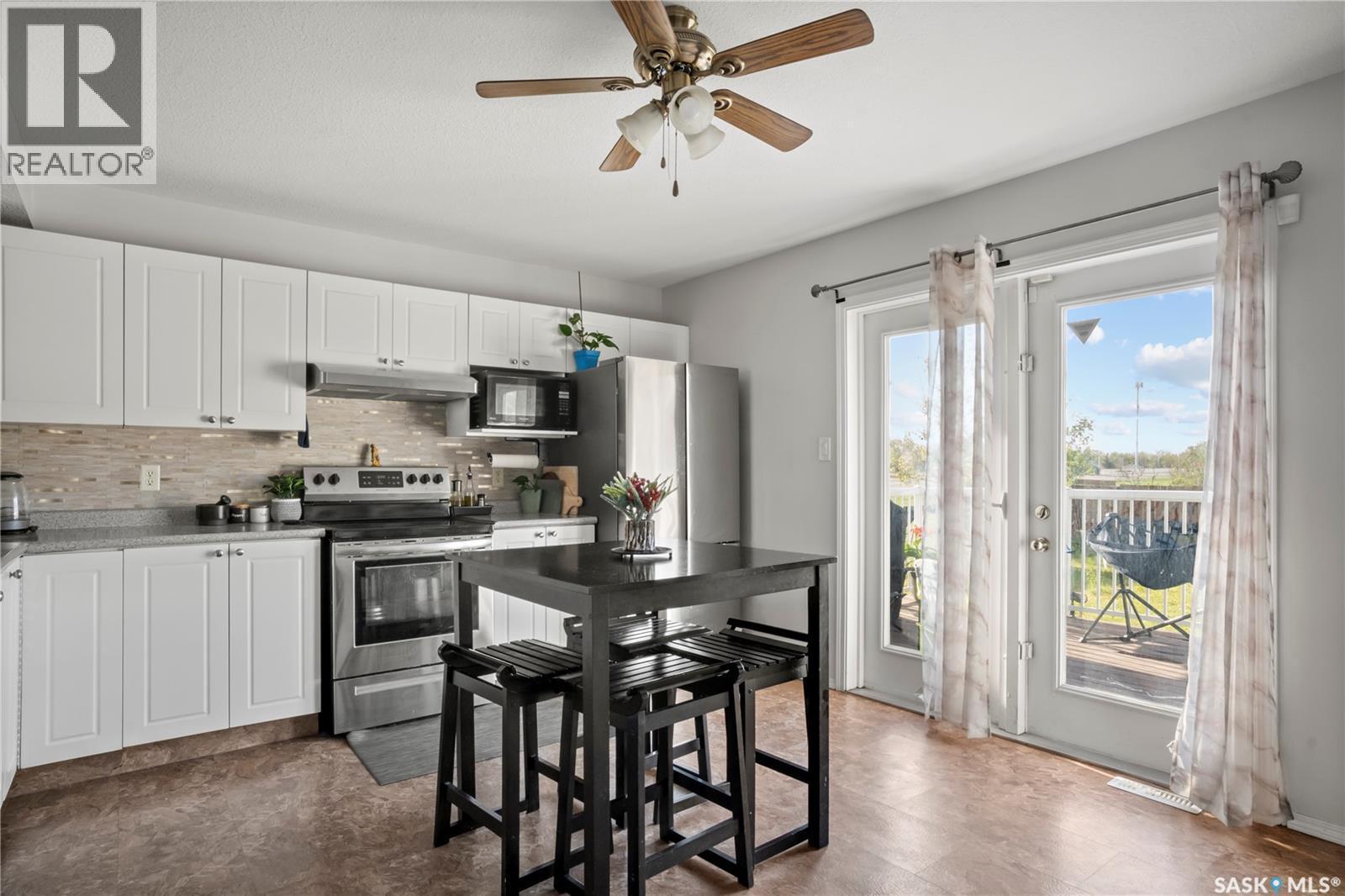 1402 10Th Avenue E, Regina, SK - Indoor Photo Showing Kitchen
