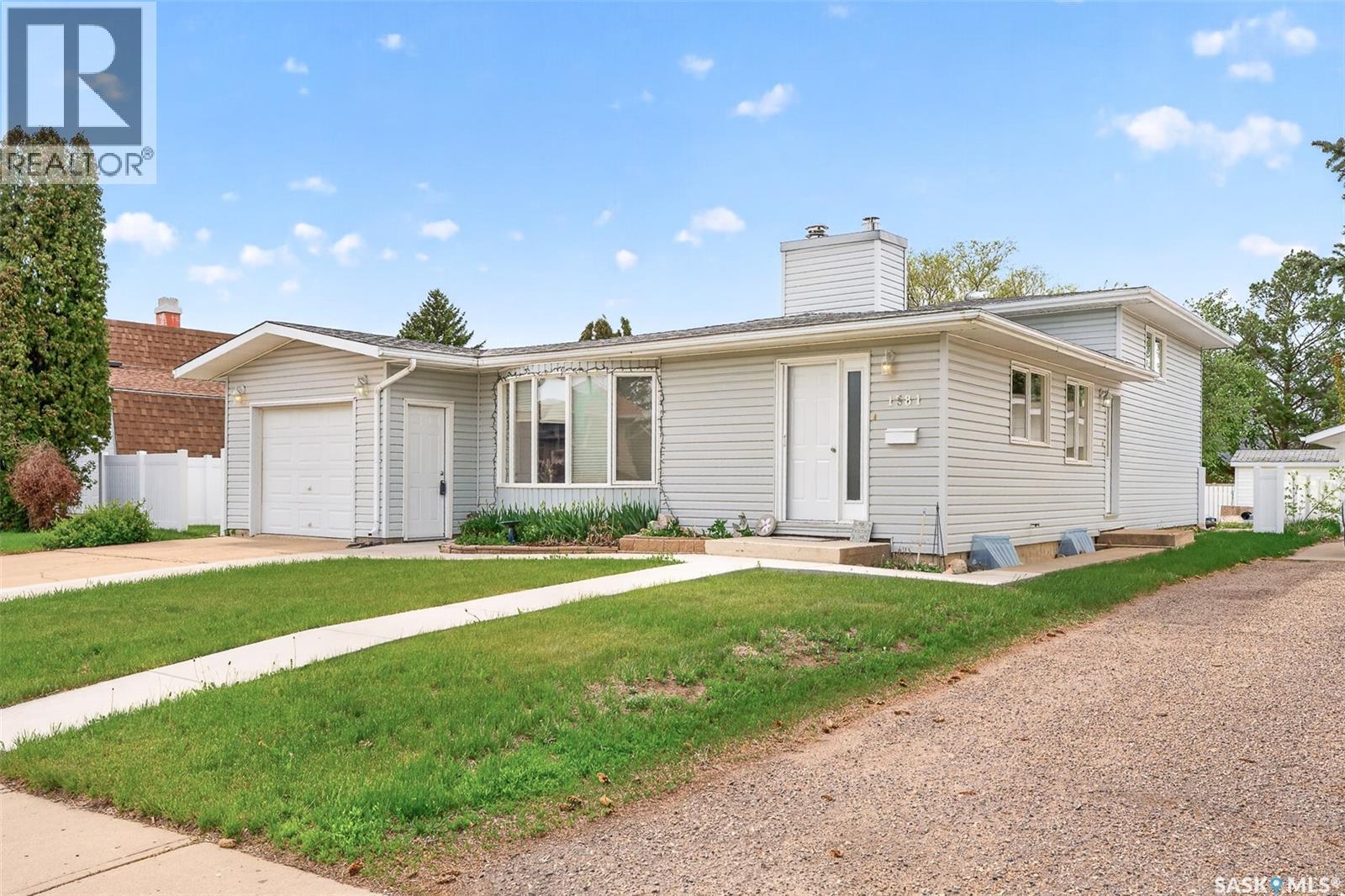 1381 Prince Crescent, Moose Jaw, SK - Outdoor