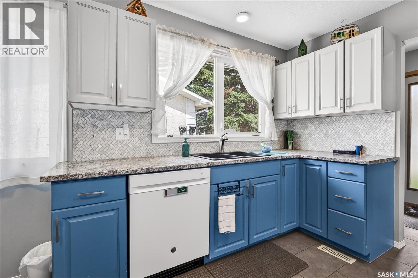 1381 Prince Crescent, Moose Jaw, SK - Indoor Photo Showing Kitchen With Double Sink