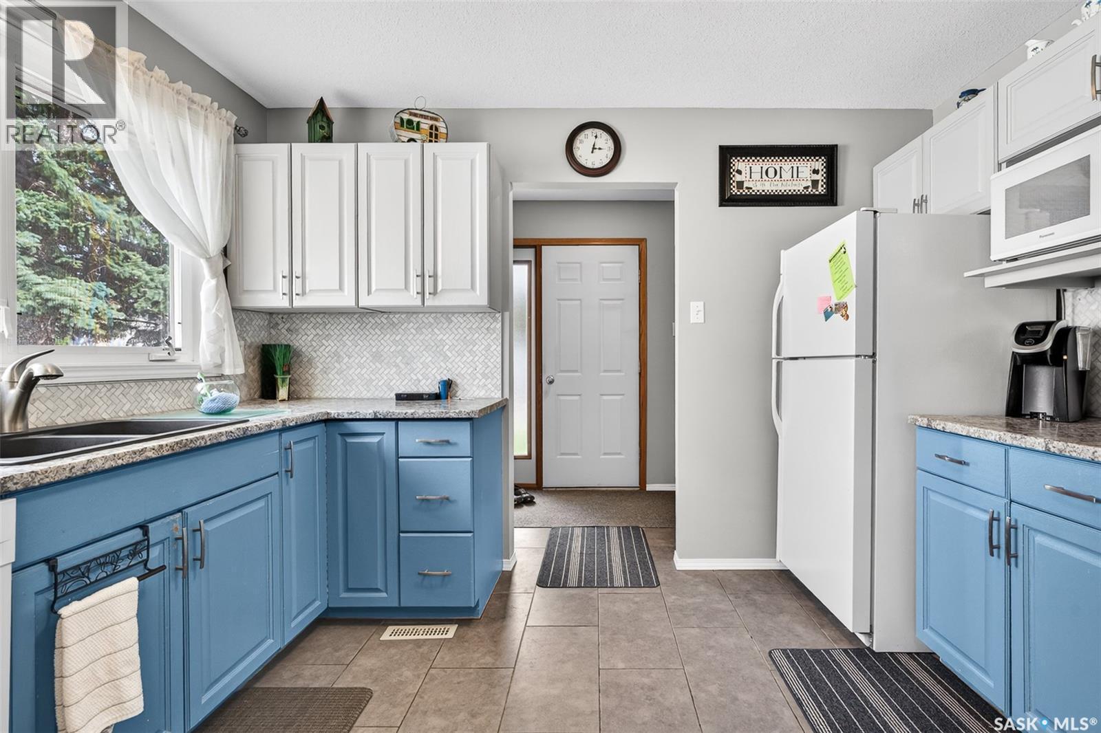 1381 Prince Crescent, Moose Jaw, SK - Indoor Photo Showing Kitchen