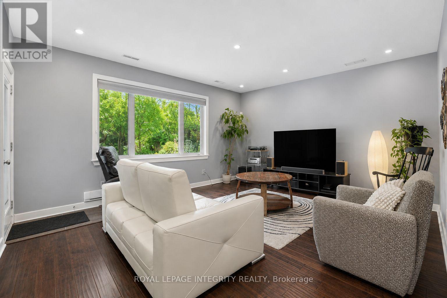 15 Marsh Sparrow Private, Ottawa, ON - Indoor Photo Showing Living Room