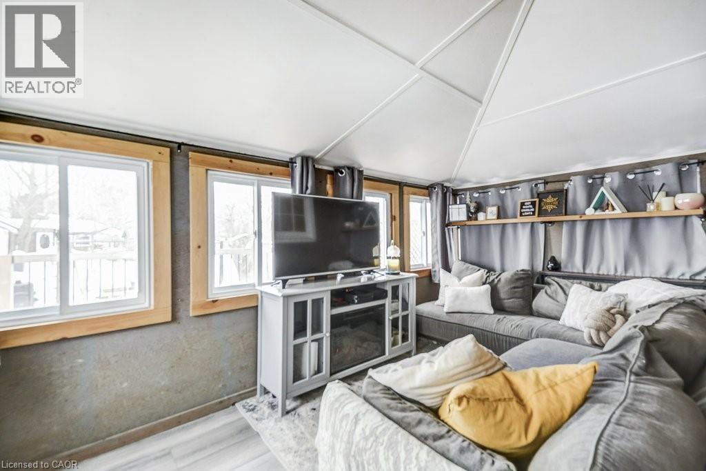 716 Sandy Bay Road, Dunnville, ON - Indoor Photo Showing Living Room