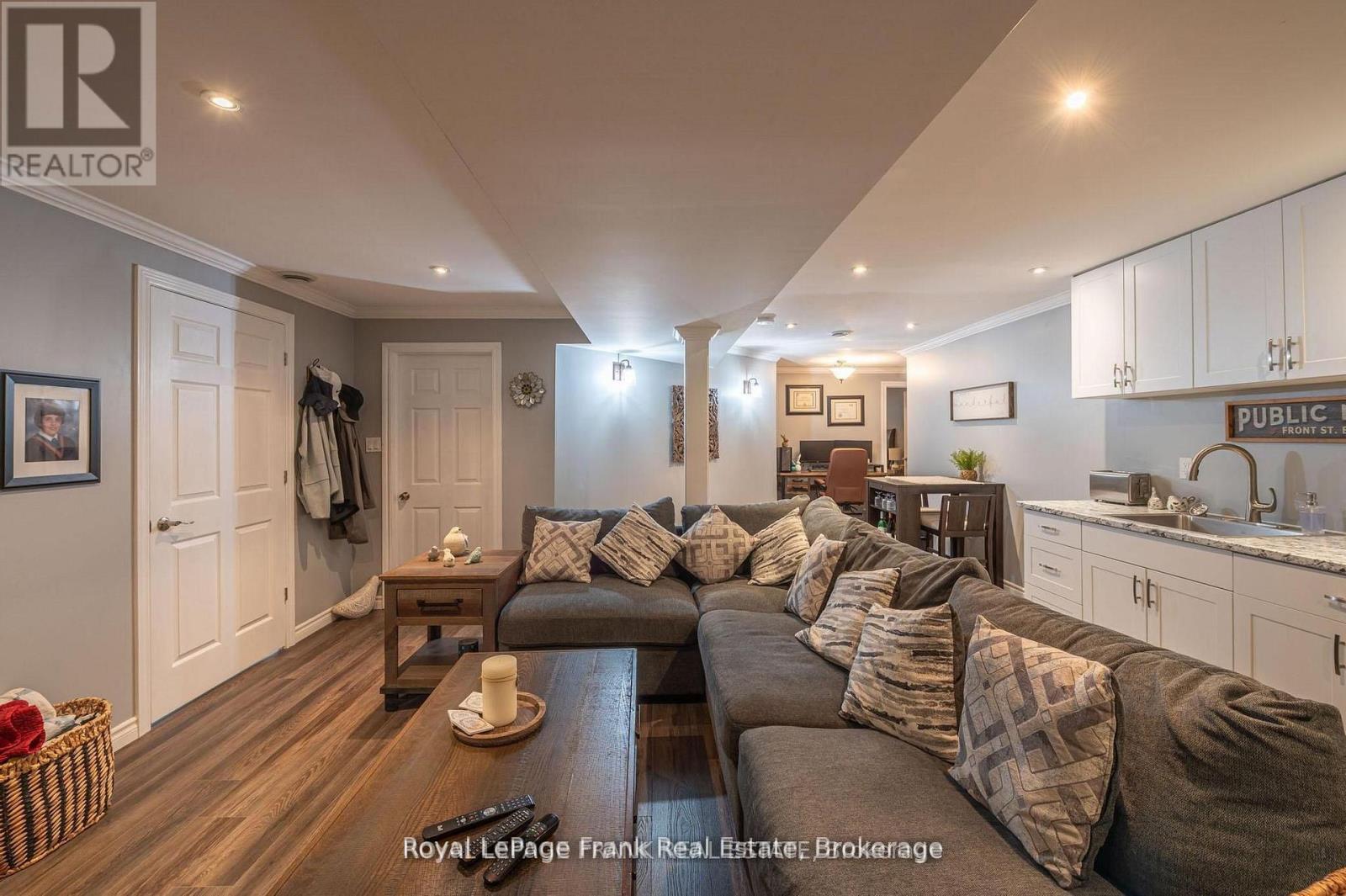 25 Lakeland Avenue, Trent Lakes, ON - Indoor Photo Showing Living Room