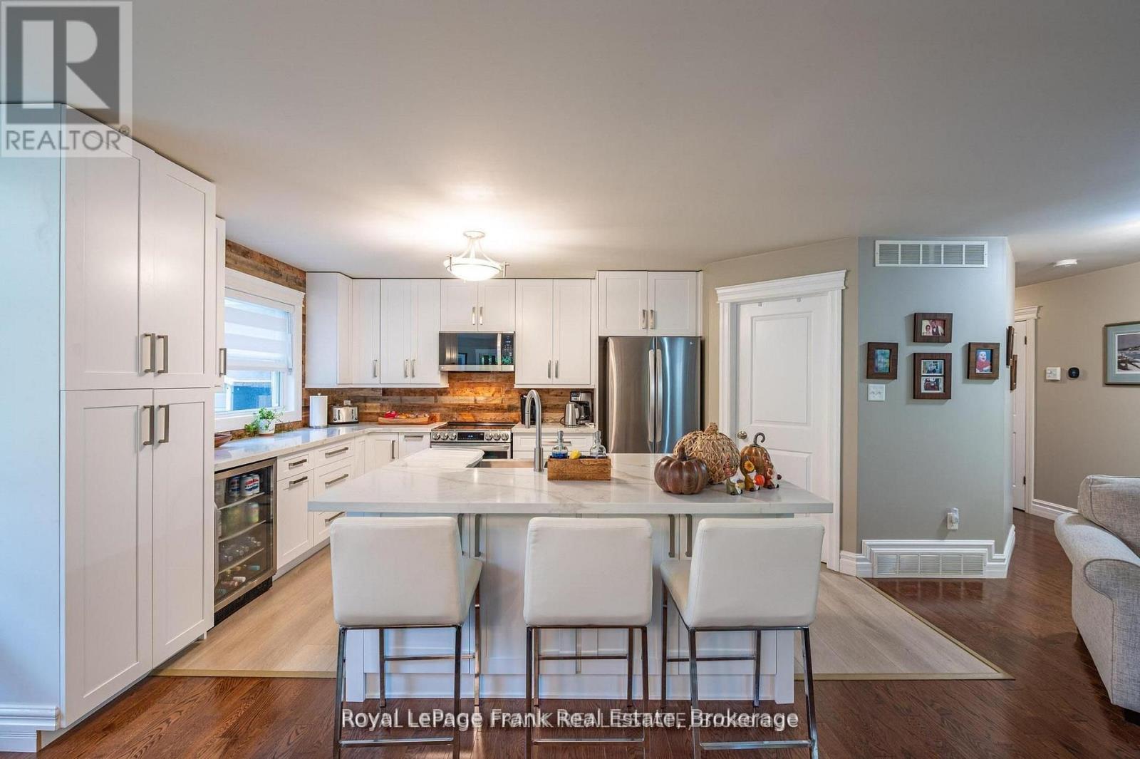 25 Lakeland Avenue, Trent Lakes, ON - Indoor Photo Showing Kitchen With Upgraded Kitchen