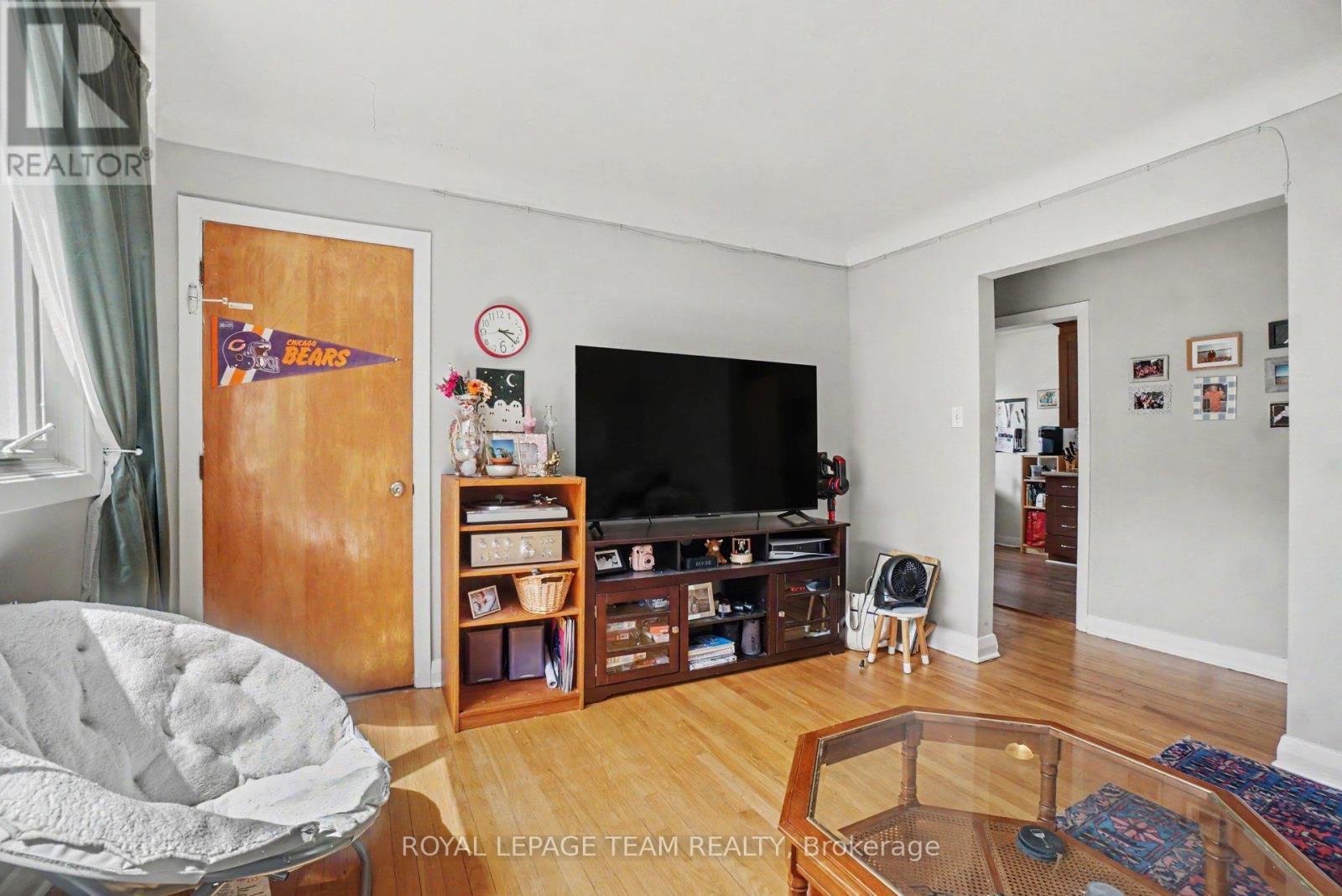 707 Edison Avenue, Ottawa, ON - Indoor Photo Showing Living Room