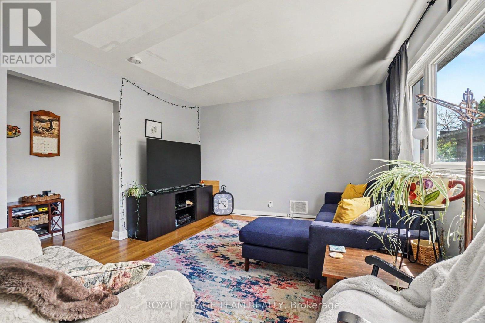 707 Edison Avenue, Ottawa, ON - Indoor Photo Showing Living Room
