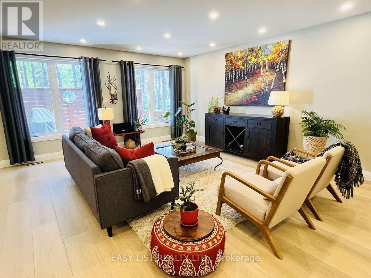 25350 C Highway 62, Bancroft, ON - Indoor Photo Showing Living Room