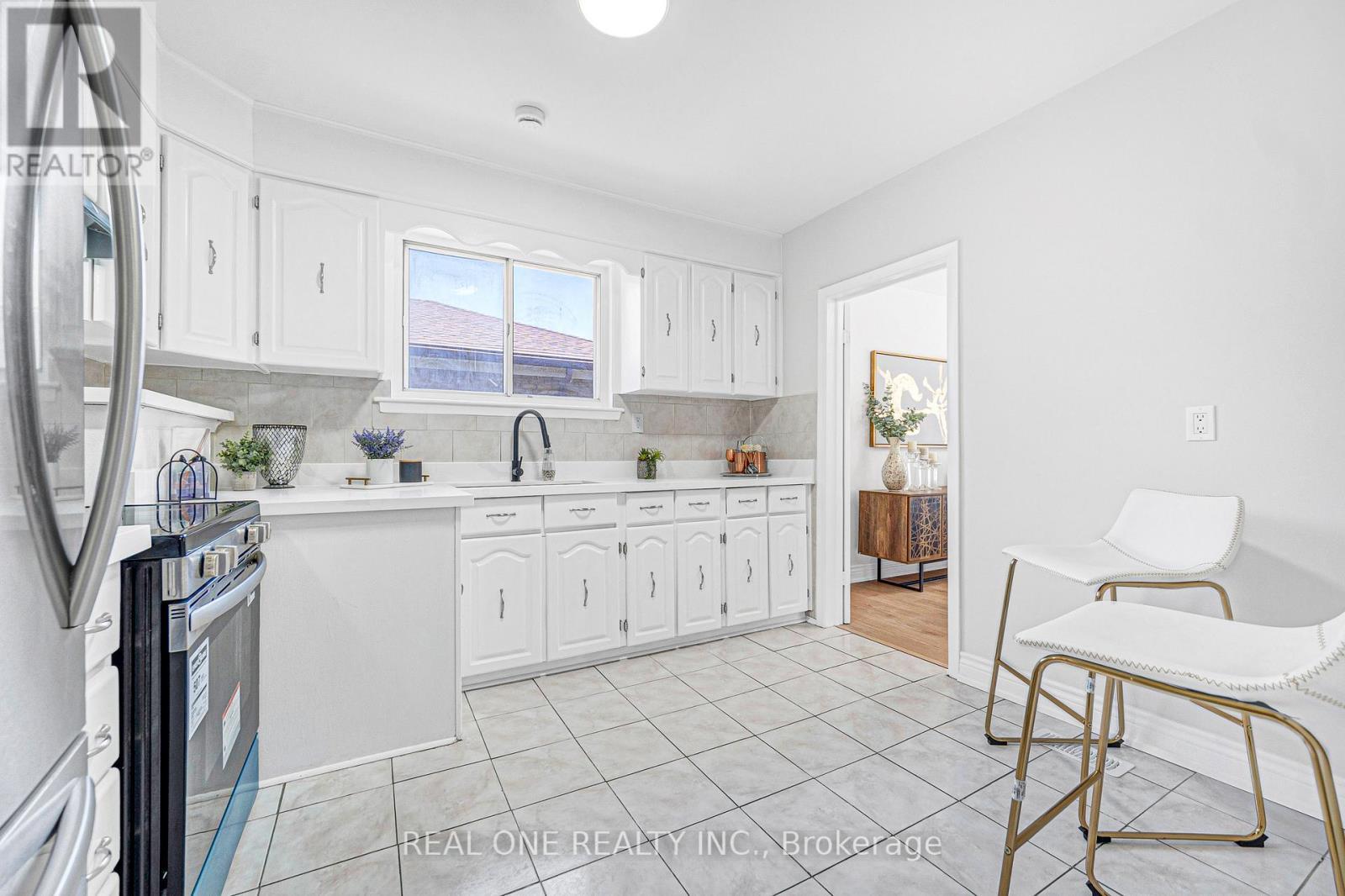 1 Gilroy Drive, Toronto, ON - Indoor Photo Showing Kitchen