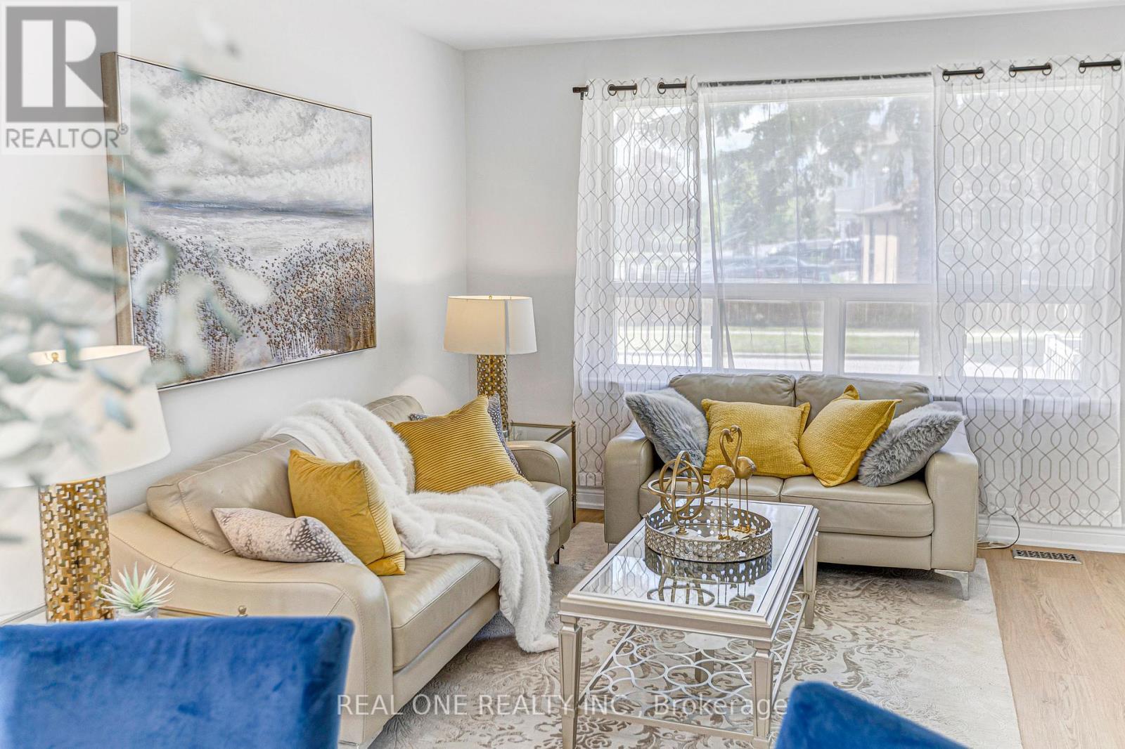 1 Gilroy Drive, Toronto, ON - Indoor Photo Showing Living Room