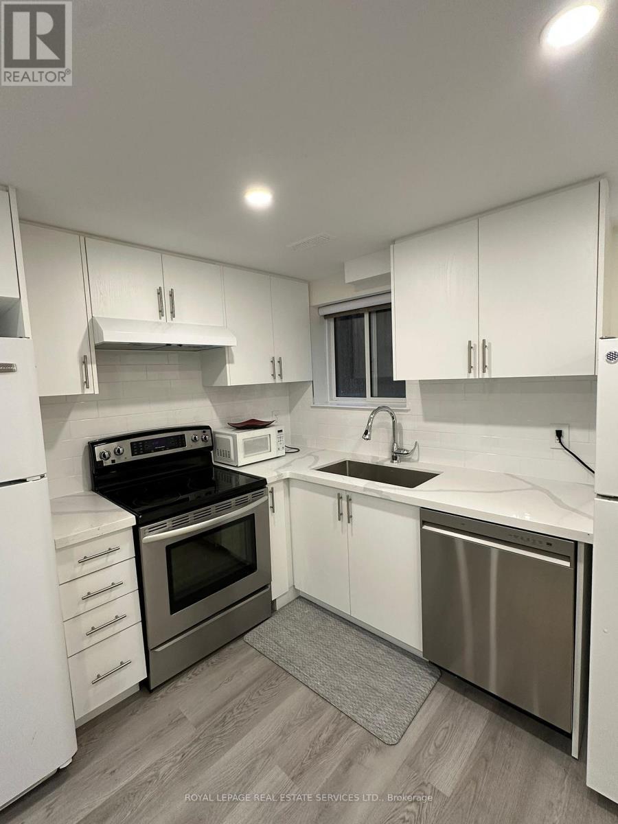 Bsmt - 2389 Morrison Avenue, Mississauga, ON - Indoor Photo Showing Kitchen