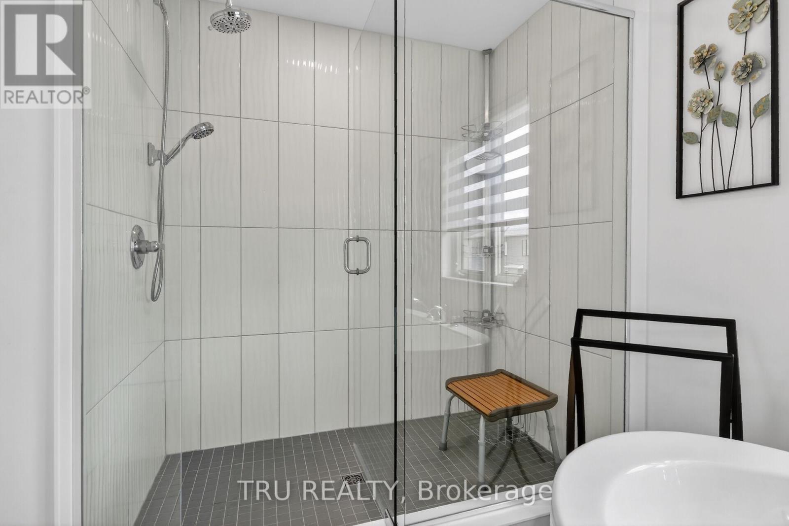 202 Skipper Drive, Ottawa, ON - Indoor Photo Showing Bathroom