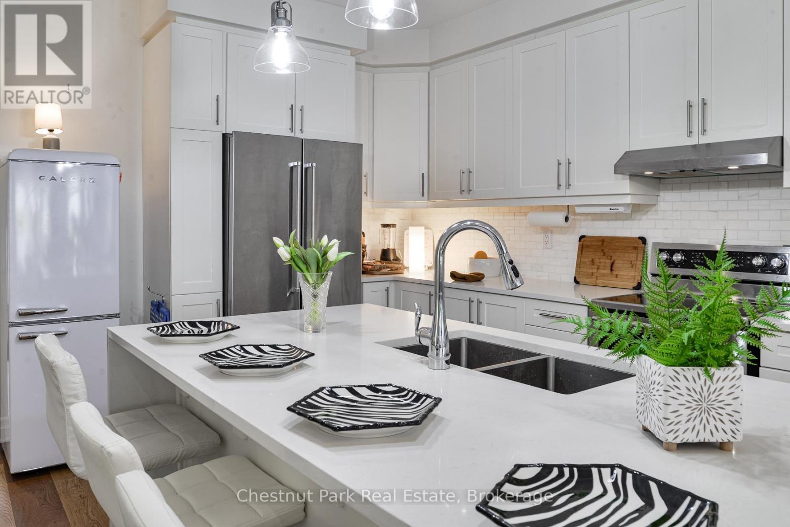 caesarstone countertops - 5 Hunter Place, Bracebridge (Macaulay), ON - Indoor Photo Showing Kitchen With Double Sink With Upgraded Kitchen