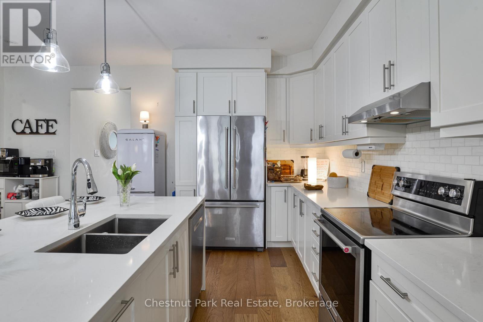 5 Hunter Place, Bracebridge (Macaulay), ON - Indoor Photo Showing Kitchen With Double Sink With Upgraded Kitchen