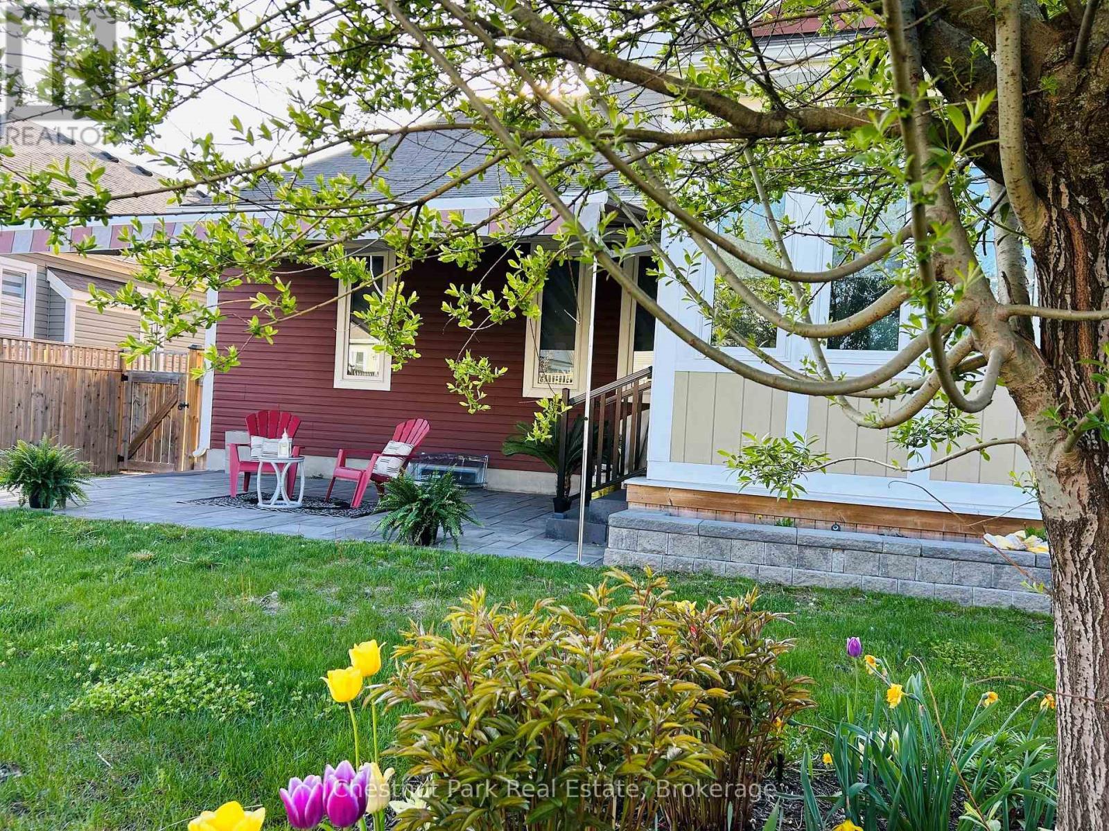 garden in bloom - 5 Hunter Place, Bracebridge (Macaulay), ON - Outdoor