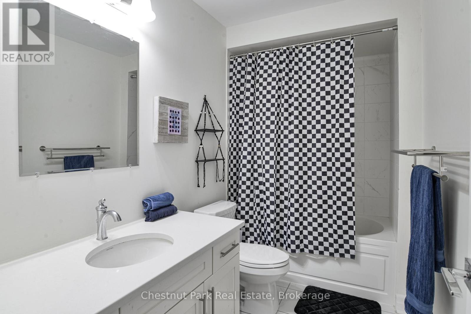 5 Hunter Place, Bracebridge (Macaulay), ON - Indoor Photo Showing Bathroom