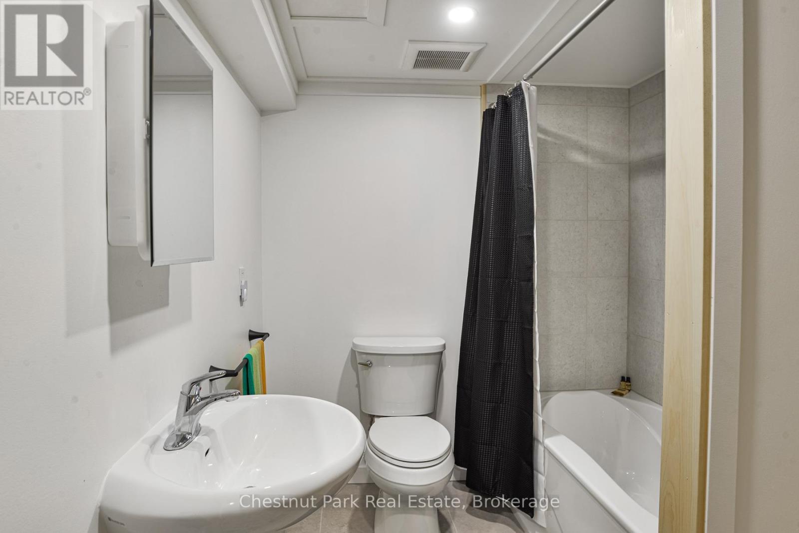 5 Hunter Place, Bracebridge (Macaulay), ON - Indoor Photo Showing Bathroom
