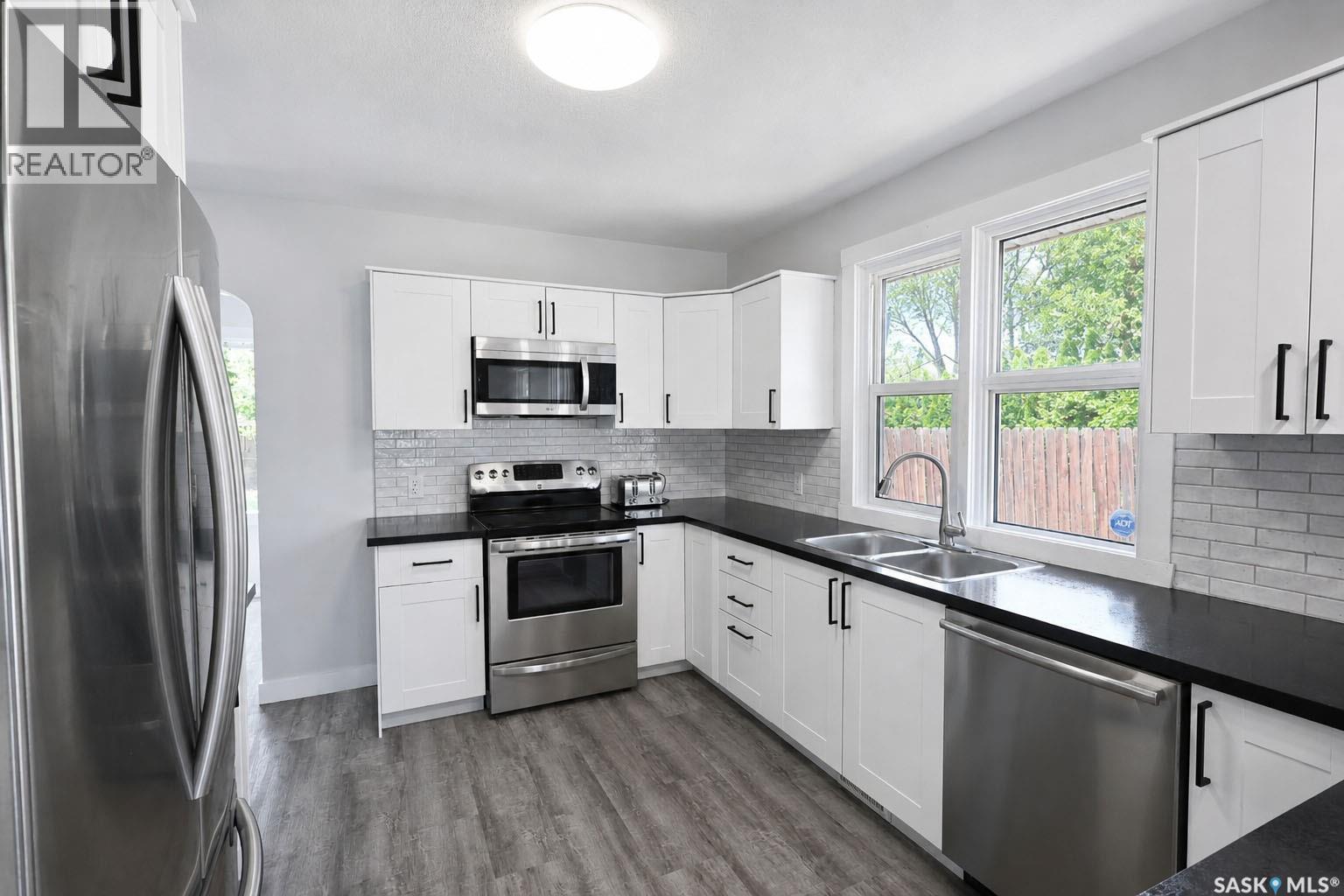529 20Th Street E, Prince Albert, SK - Indoor Photo Showing Kitchen With Stainless Steel Kitchen With Double Sink With Upgraded Kitchen