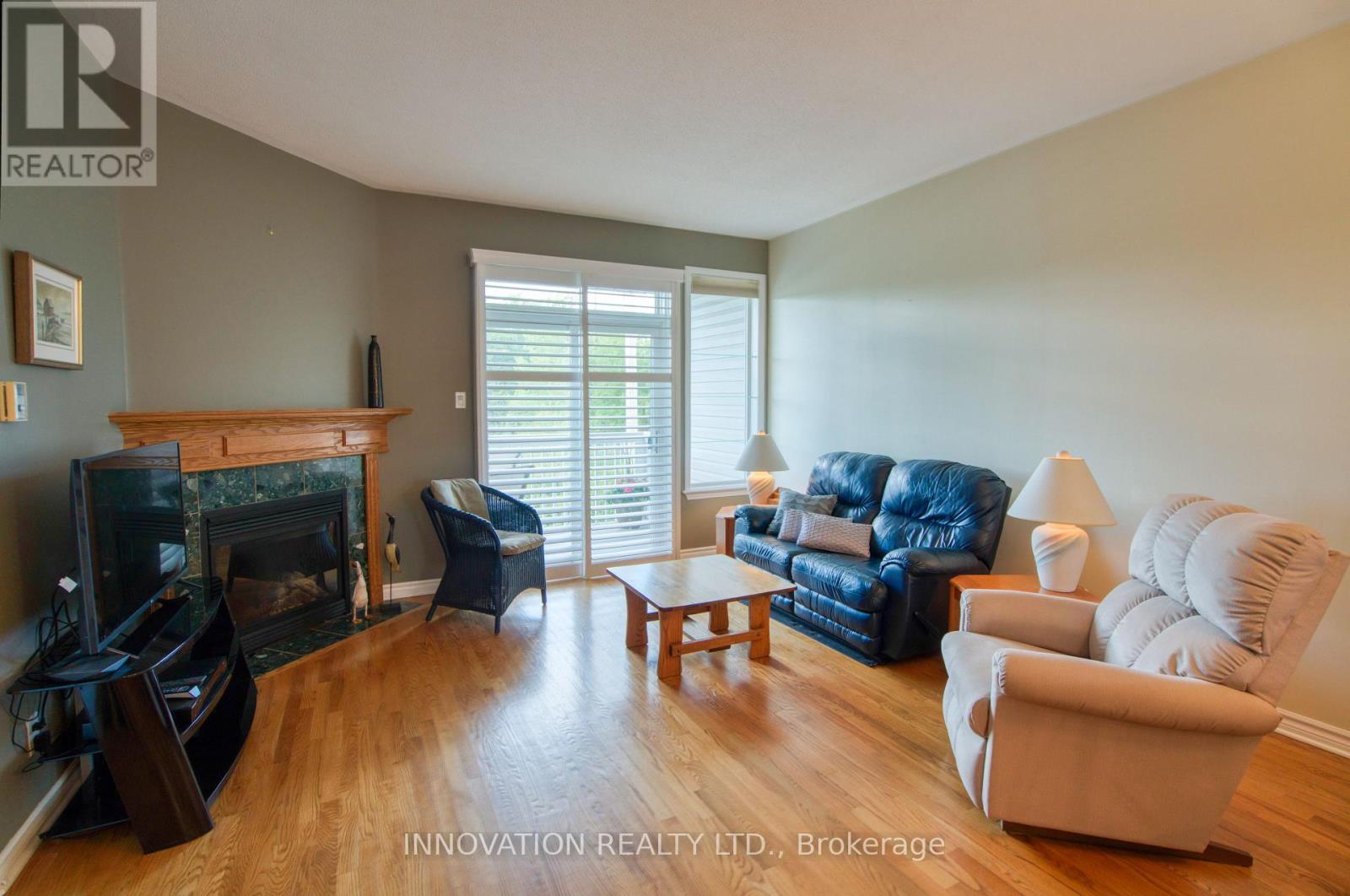 27 Eileen Crescent, Ottawa, ON - Indoor Photo Showing Living Room With Fireplace