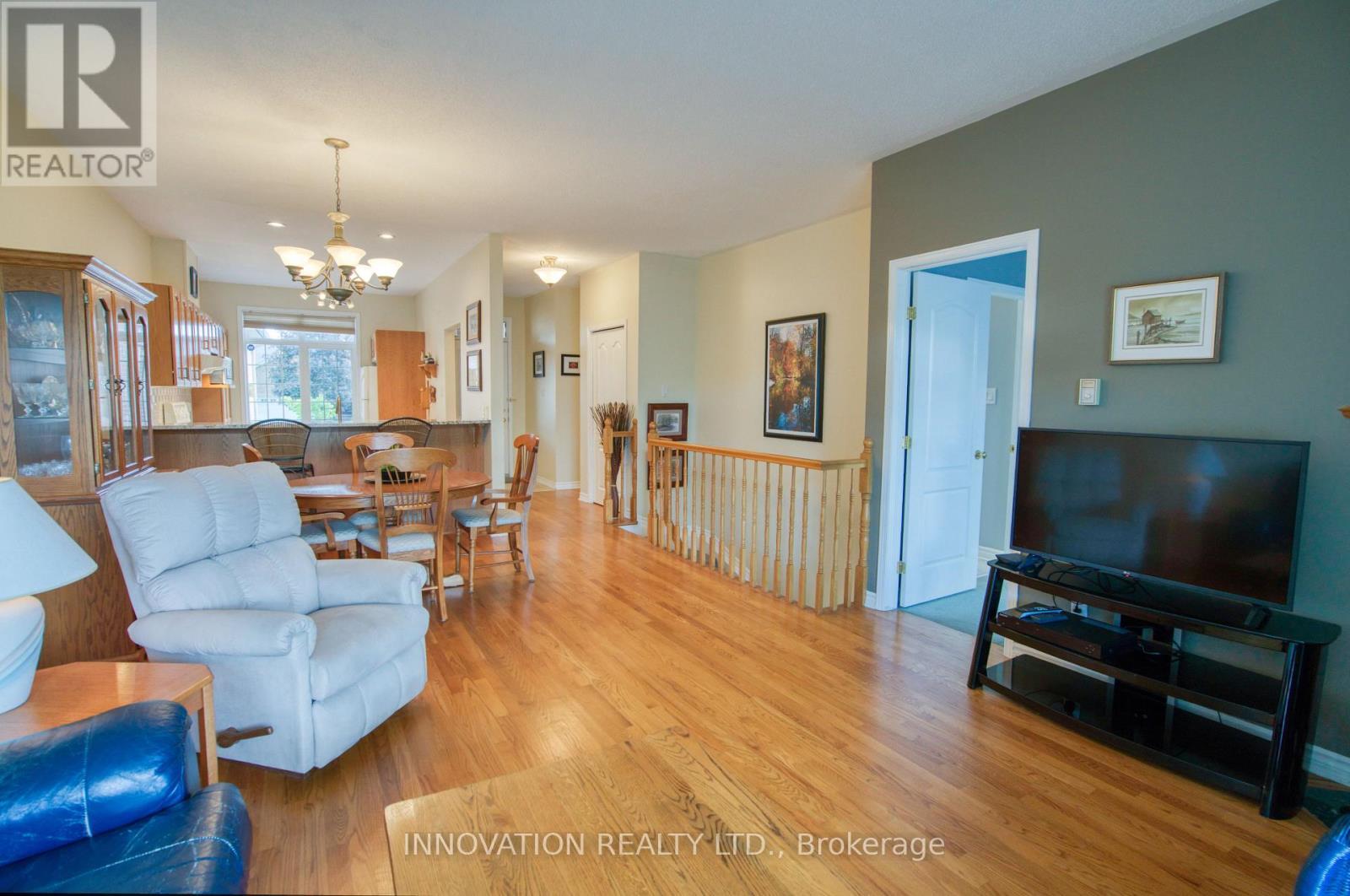 27 Eileen Crescent, Ottawa, ON - Indoor Photo Showing Living Room