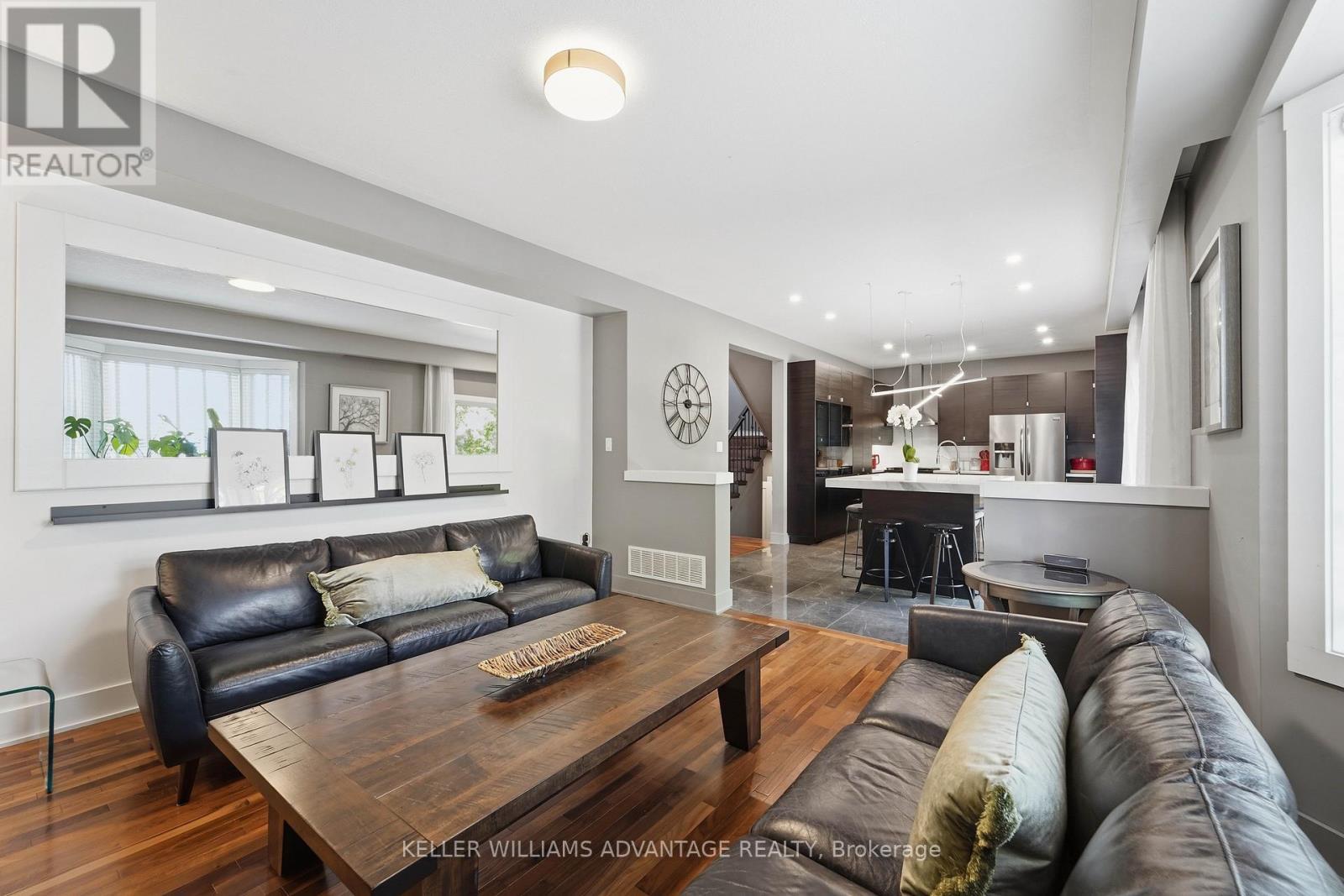 4 Cranberry Lane, Barrie, ON - Indoor Photo Showing Living Room