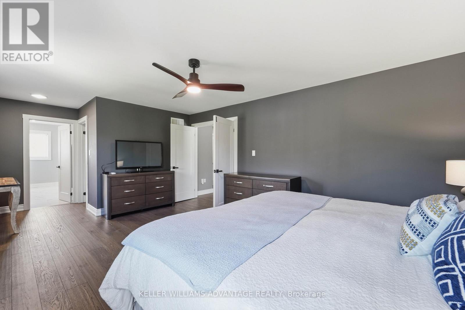 4 Cranberry Lane, Barrie, ON - Indoor Photo Showing Bedroom