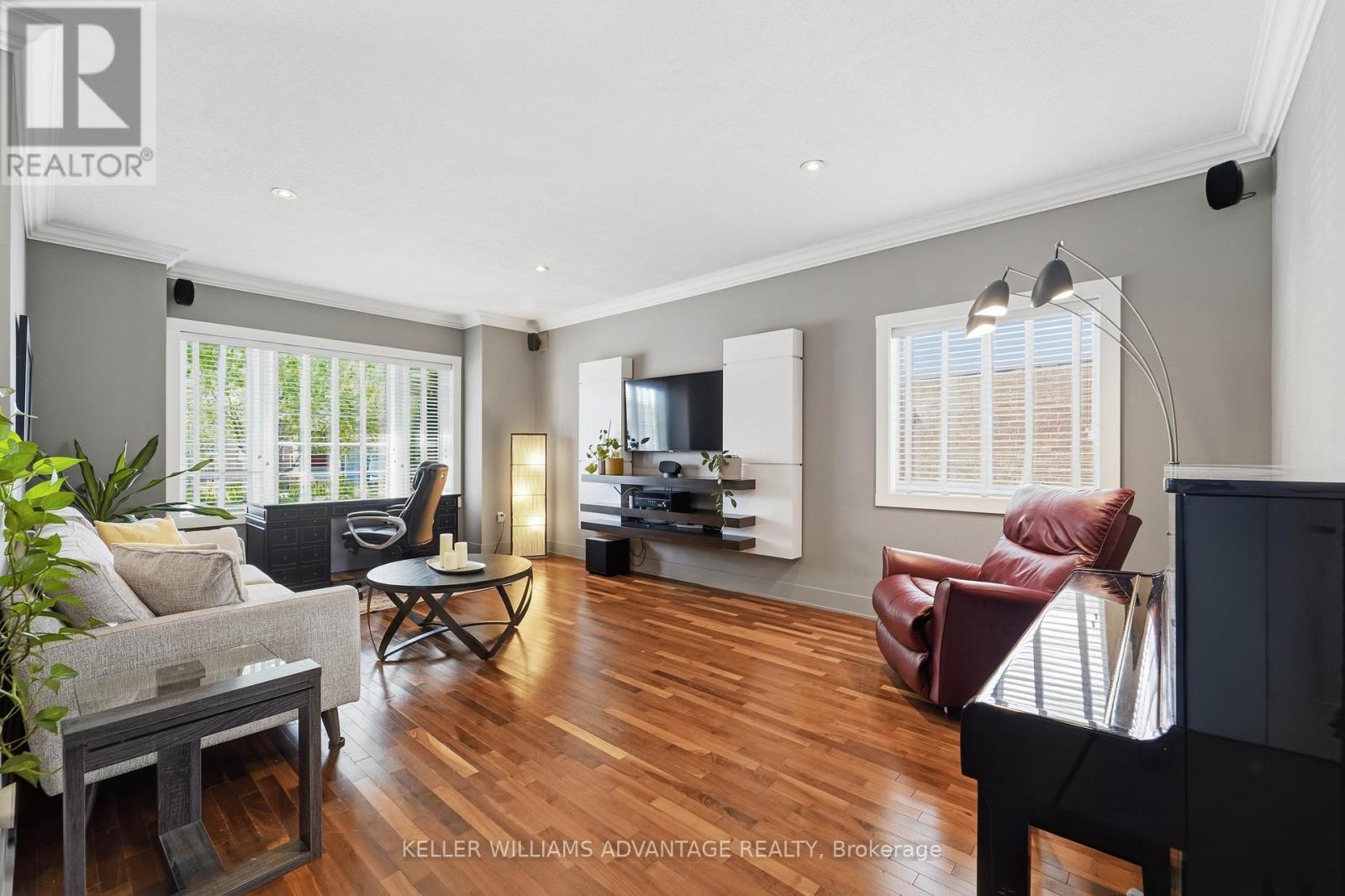 4 Cranberry Lane, Barrie, ON - Indoor Photo Showing Living Room