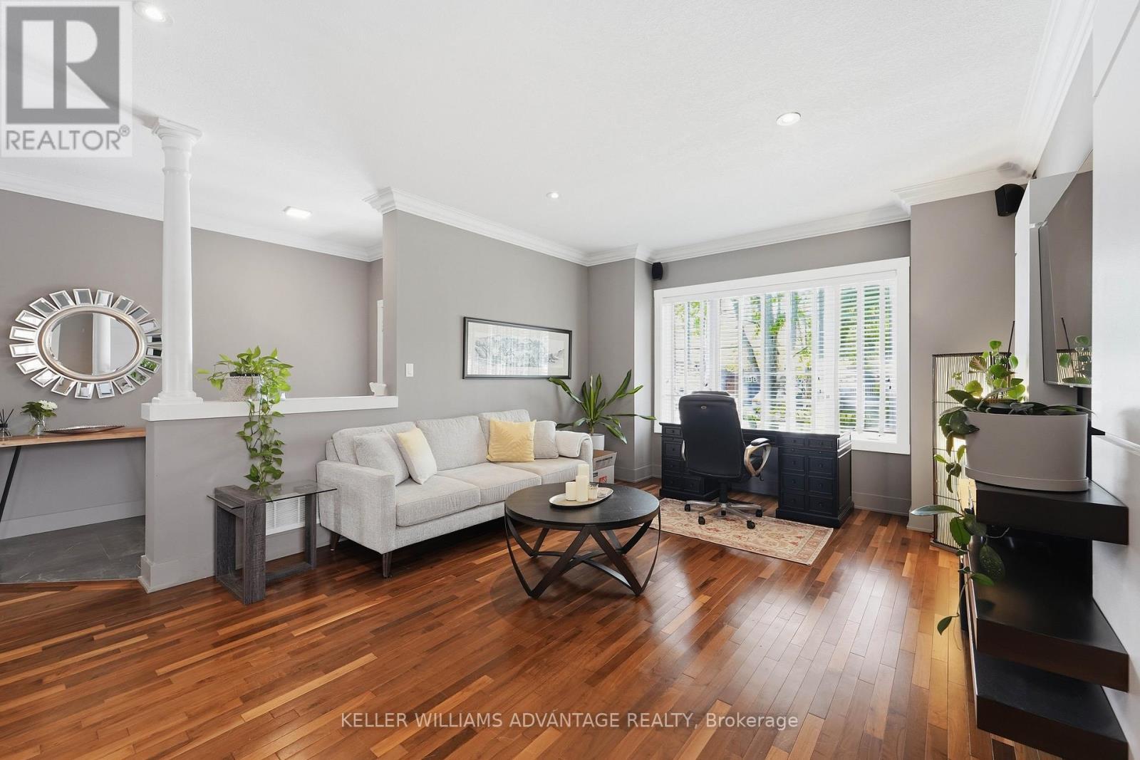 4 Cranberry Lane, Barrie, ON - Indoor Photo Showing Living Room