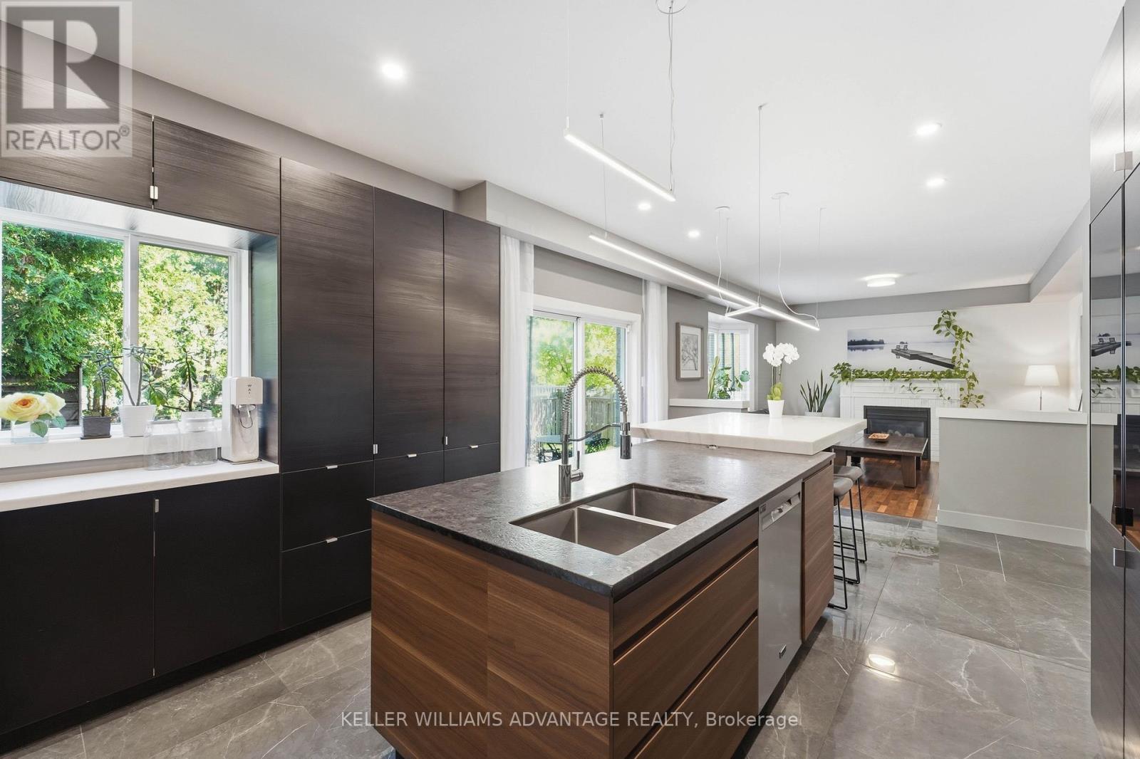 4 Cranberry Lane, Barrie, ON - Indoor Photo Showing Kitchen With Double Sink