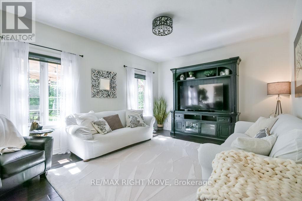 122 Atlantis Drive, Orillia, ON - Indoor Photo Showing Living Room