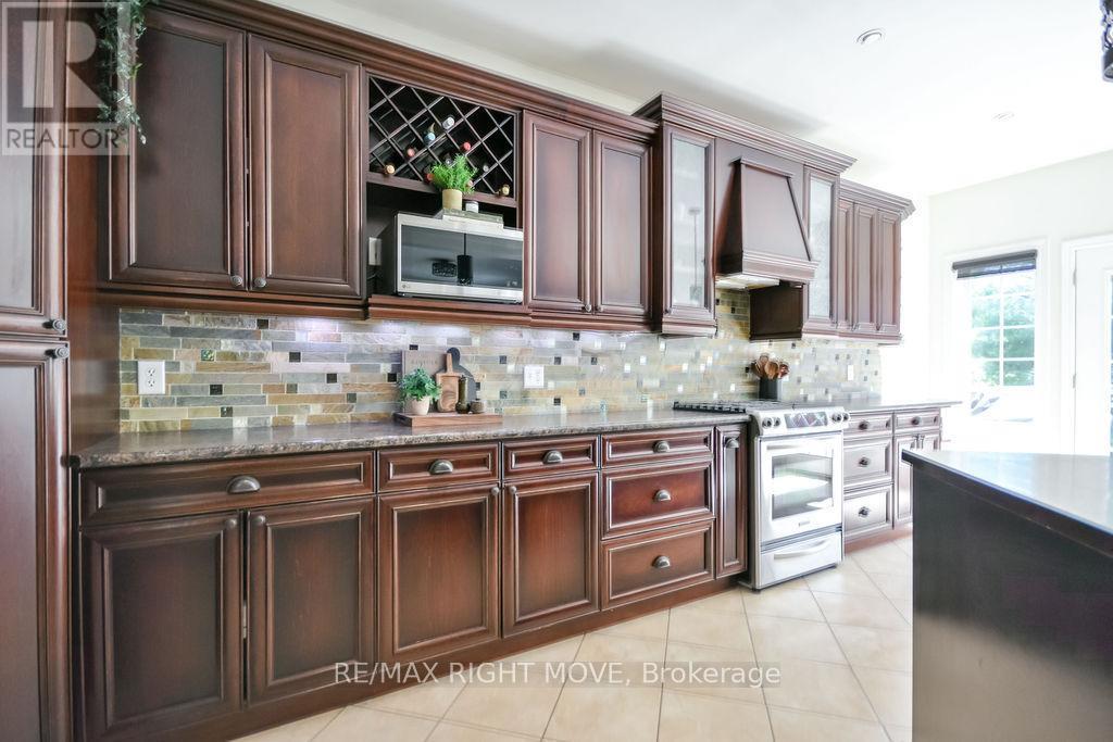 122 Atlantis Drive, Orillia, ON - Indoor Photo Showing Kitchen With Upgraded Kitchen