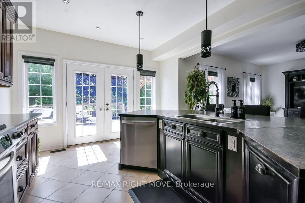 122 Atlantis Drive, Orillia, ON - Indoor Photo Showing Kitchen With Double Sink With Upgraded Kitchen