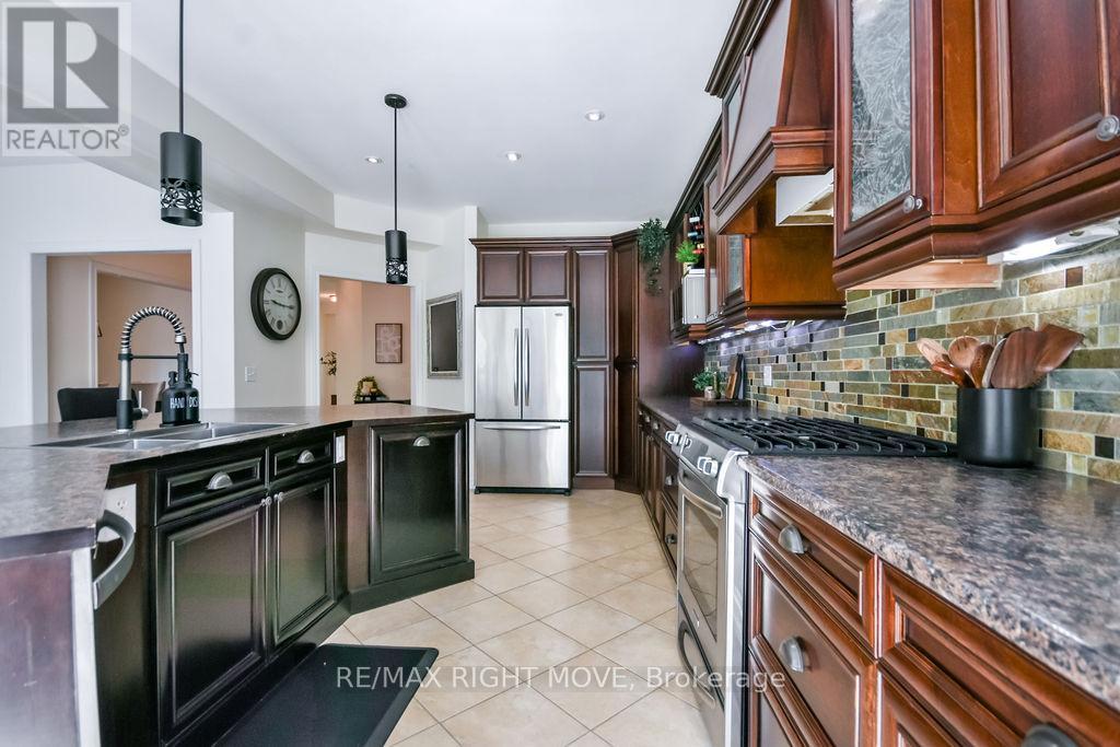122 Atlantis Drive, Orillia, ON - Indoor Photo Showing Kitchen With Upgraded Kitchen