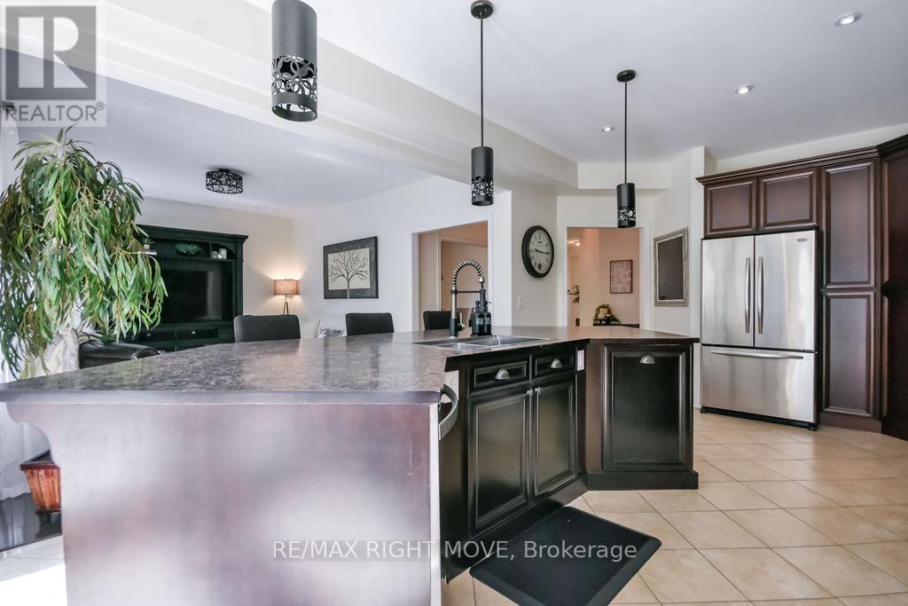 122 Atlantis Drive, Orillia, ON - Indoor Photo Showing Kitchen With Upgraded Kitchen